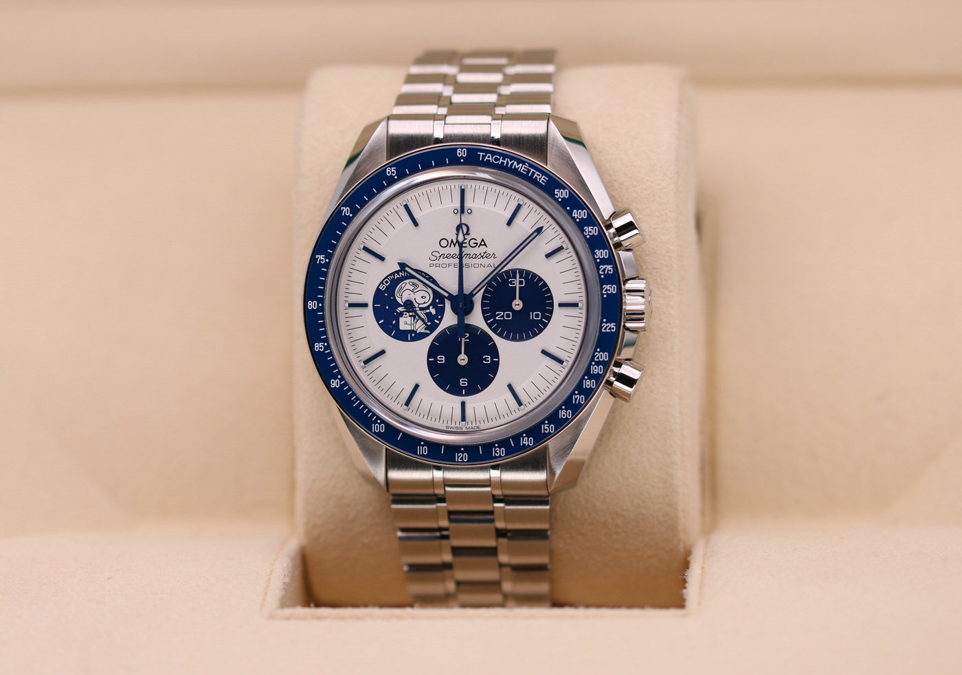 Omega Speedmaster Professional Snoopy 310.32.42.50.02.001