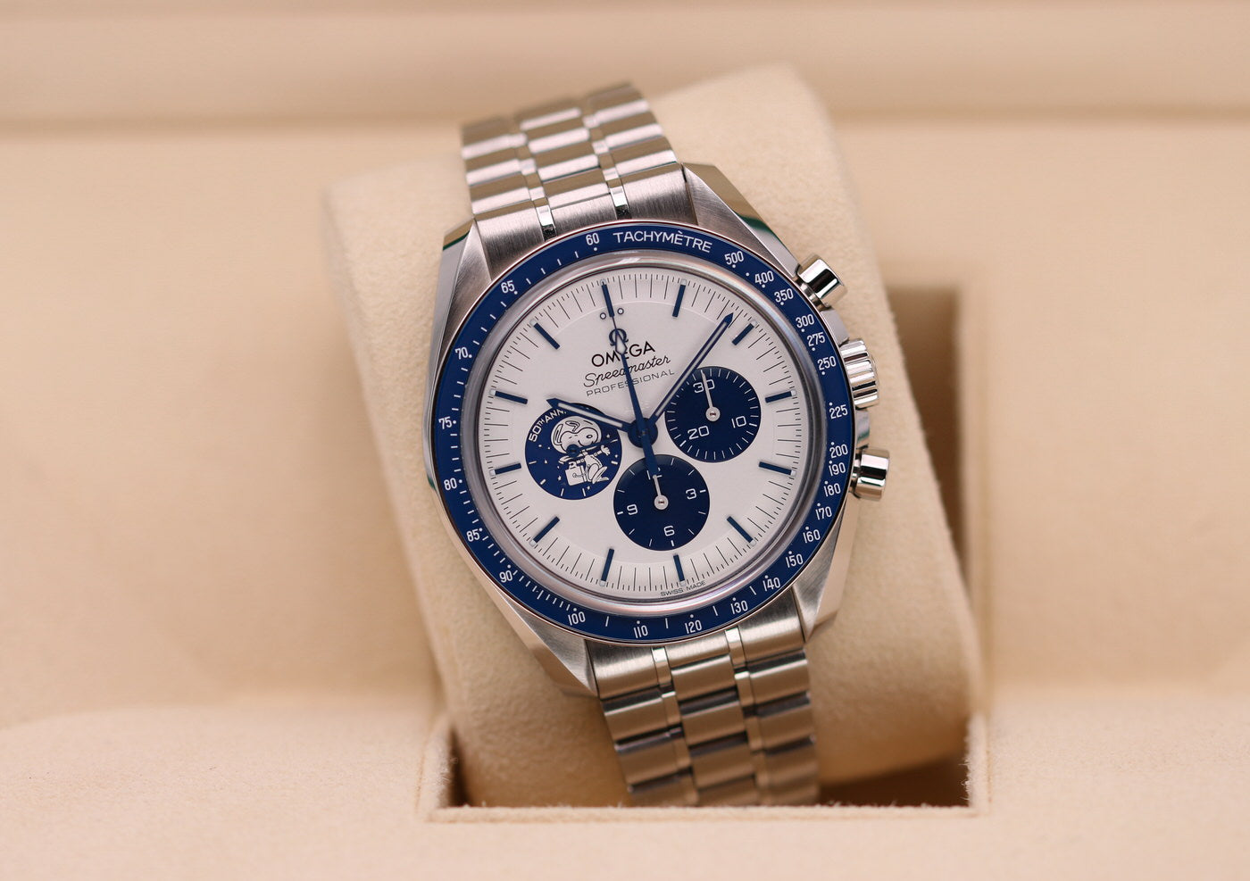 Omega Speedmaster Professional Snoopy 310.32.42.50.02.001